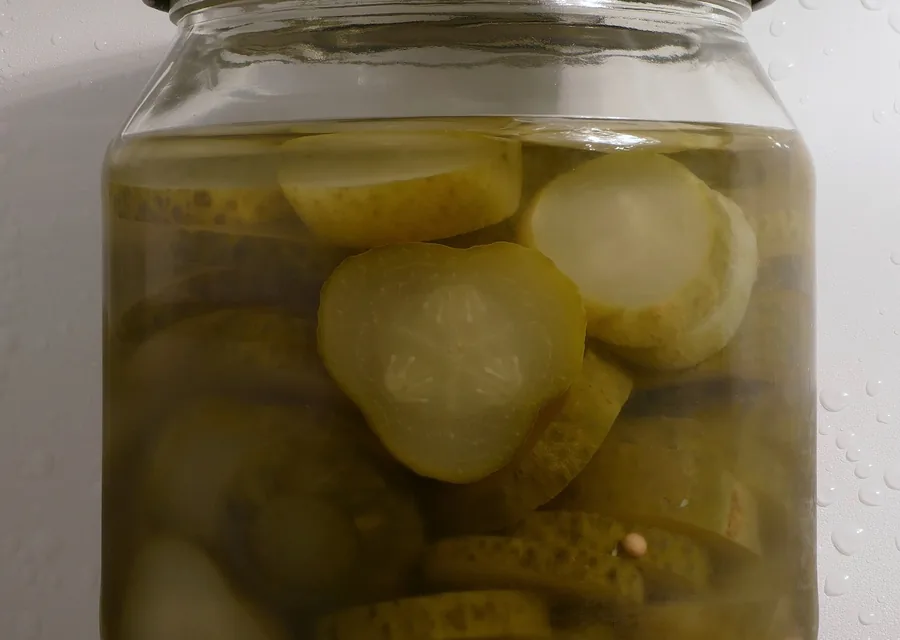 Frasco de vidrio con pepino en rebanadas
