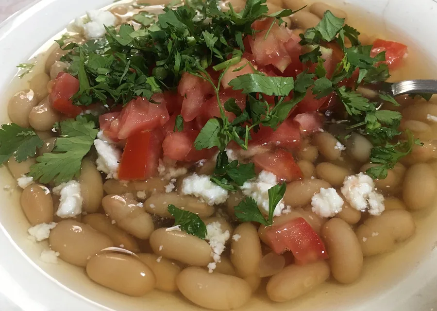 Plato de frijoles con jitomate y cilantro